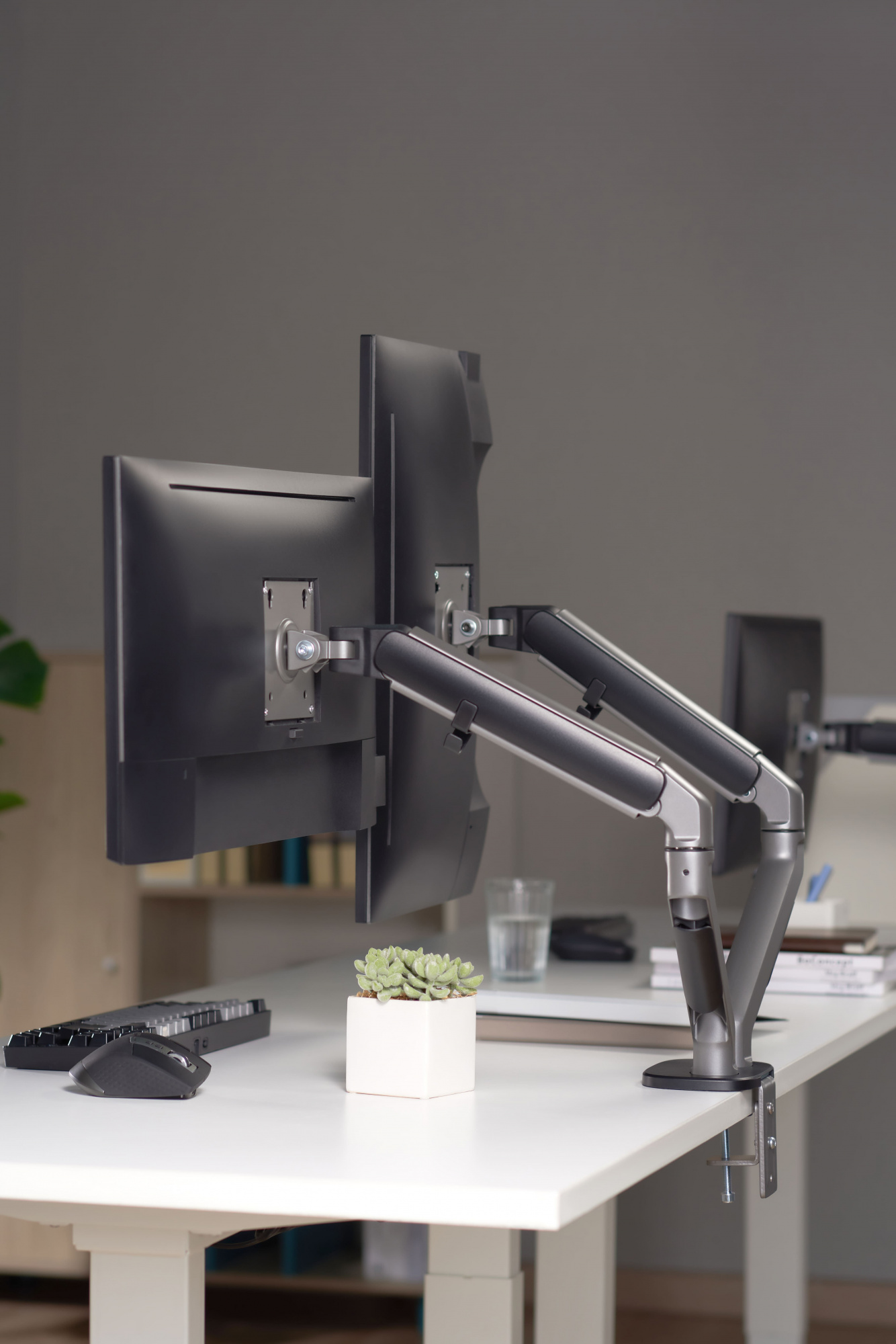 Кронштейн для мониторов Ultramounts UM735BL черный/серый 17"-27" макс.7кг крепление к столешнице пов