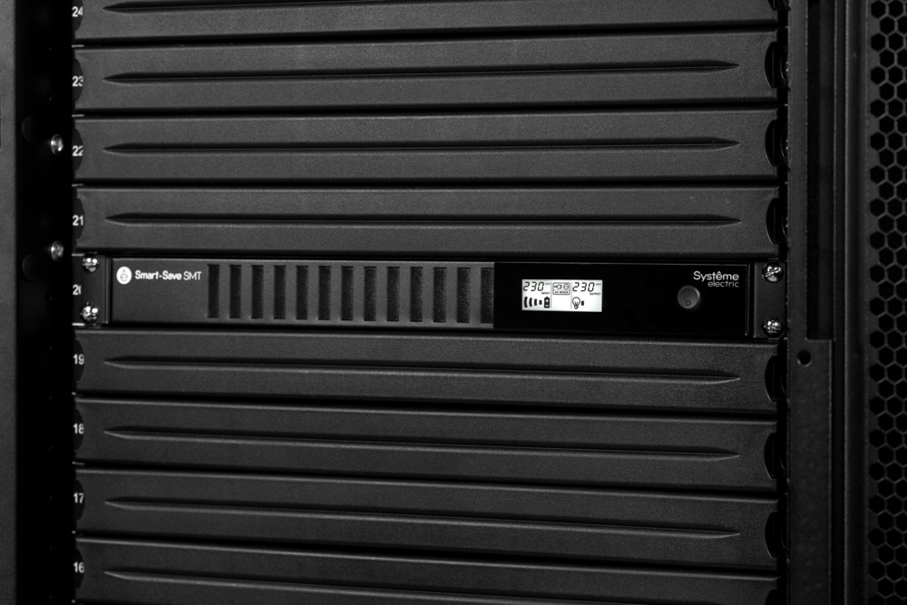 Источник бесперебойного питания Systeme Electriс SMT SMTSE750RMI1U 450Вт 750ВА черный