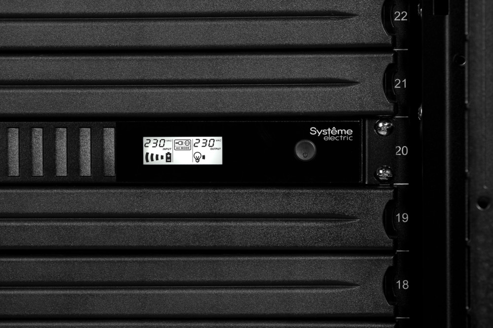 Источник бесперебойного питания Systeme Electriс SMT SMTSE750RMI1U 450Вт 750ВА черный